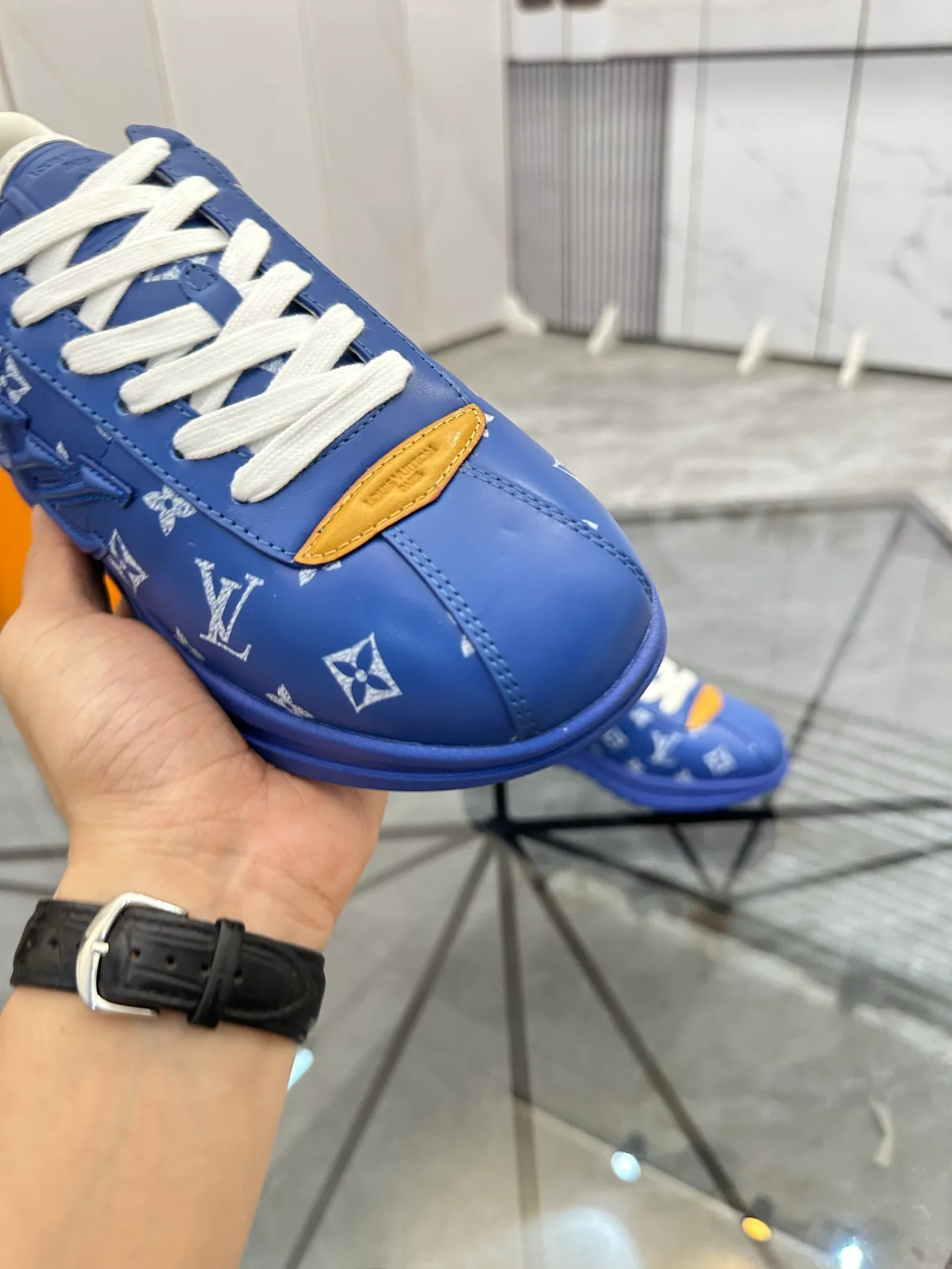 Men's shoes: 💰P700¥ Top quality Product trademark: LV* "Louis Vuitton*" low-top casual shoes Regular size: 35-45 (can be customized to 46) Couple style Product materials: Imported cowhide upper, breathable lining, original outsole. Number: two